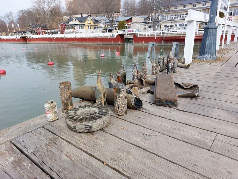 Sukeltajien keräämiä roskia Vanhankaupungin rannassa 