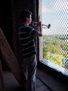 Vesper soitetaan Naantalin kirkon tornista.