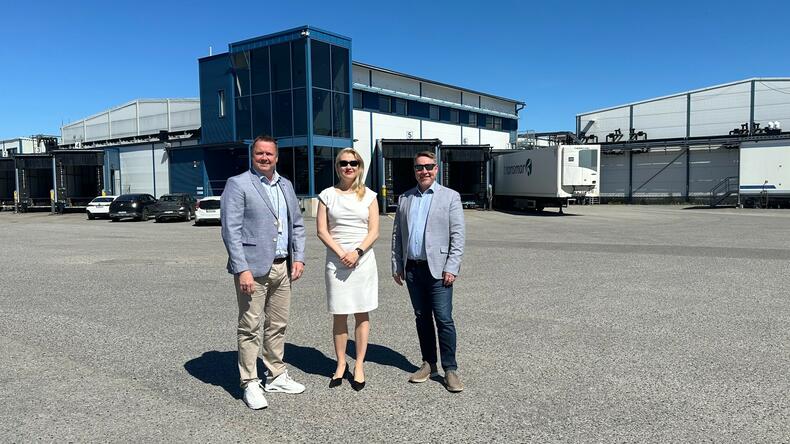 Rautakadulla Transmarin kiinteistön edessä Sami Junnila, Laura Leppänen ja Janne Alho.