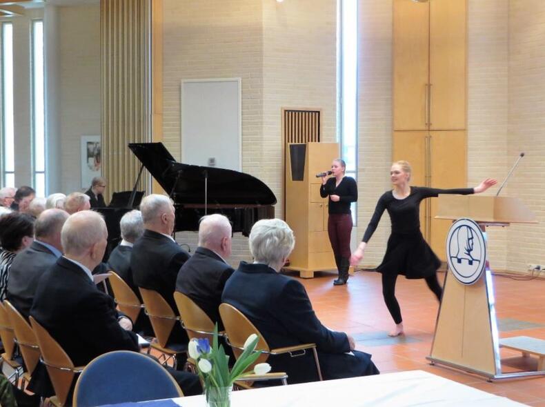 Suopellon koulun musiikki- ja tanssiesitys, Anni Kilpinen - piano, Aada Luukko - laulu ja Sanni Ruuska - tanssi.