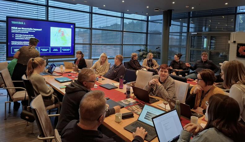 Ihmisiä keskustelemassa työpajassa 