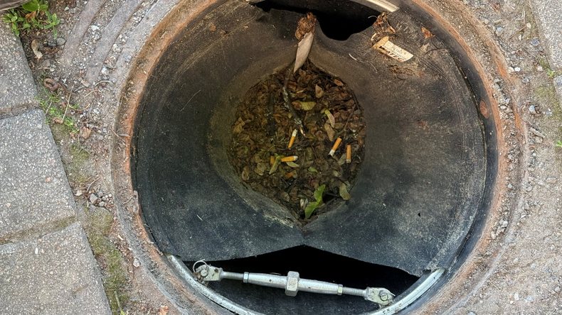 Hulevesisuodatin, johon on kerääntynyt kiintoainesta, roskia ja sakkaa.