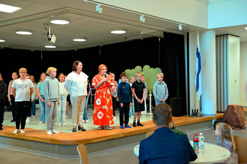 Lapsia esiintymässä presidentti Stubbille.