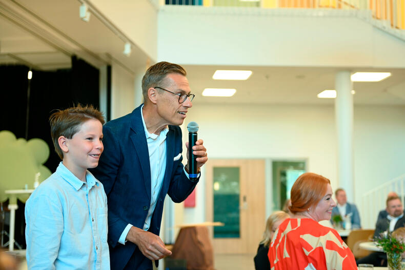 Presidentti Stubb vastaa lasten esittämiin kysymyksiin Luonnonmaan perhetalossa.