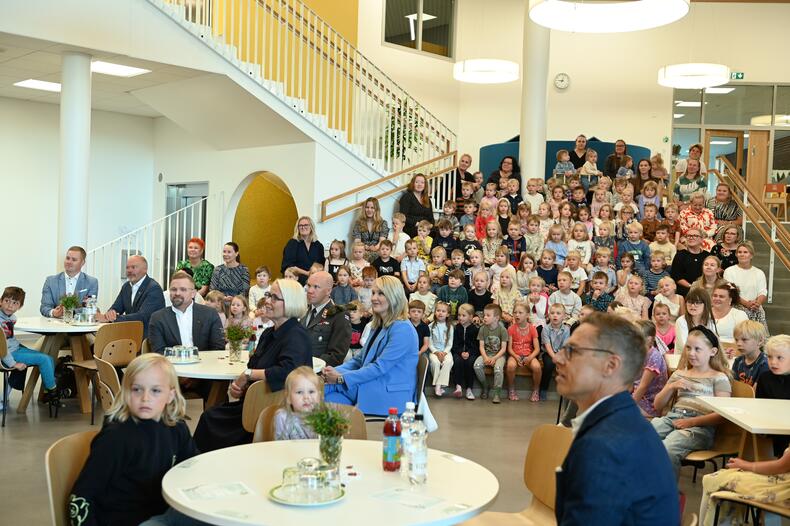 Presidentti Stubb kuuntelemassa lasten esitystä Luonnonmaan perhetalossa.