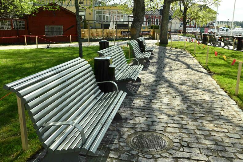 Naantalin yksilöllisen, laineellisen muodon mukaan toteutetut penkit Vanhankaupungin rannassa.