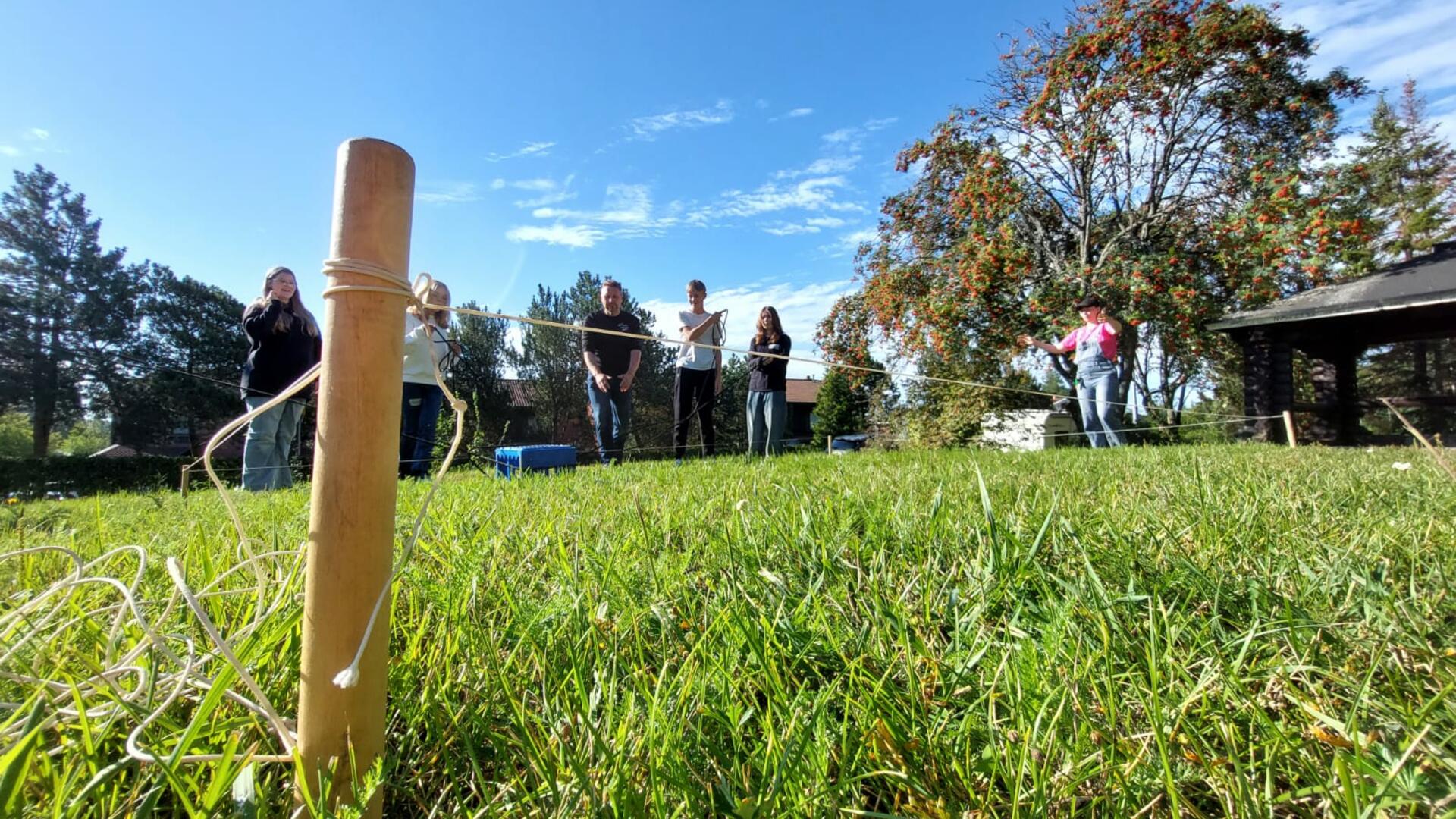 Kuvassa nuoriso-ohjaajat vetävät seiskaluokkalaisille ryhmäytyspeliä. Kuva: Lauri Seppälä