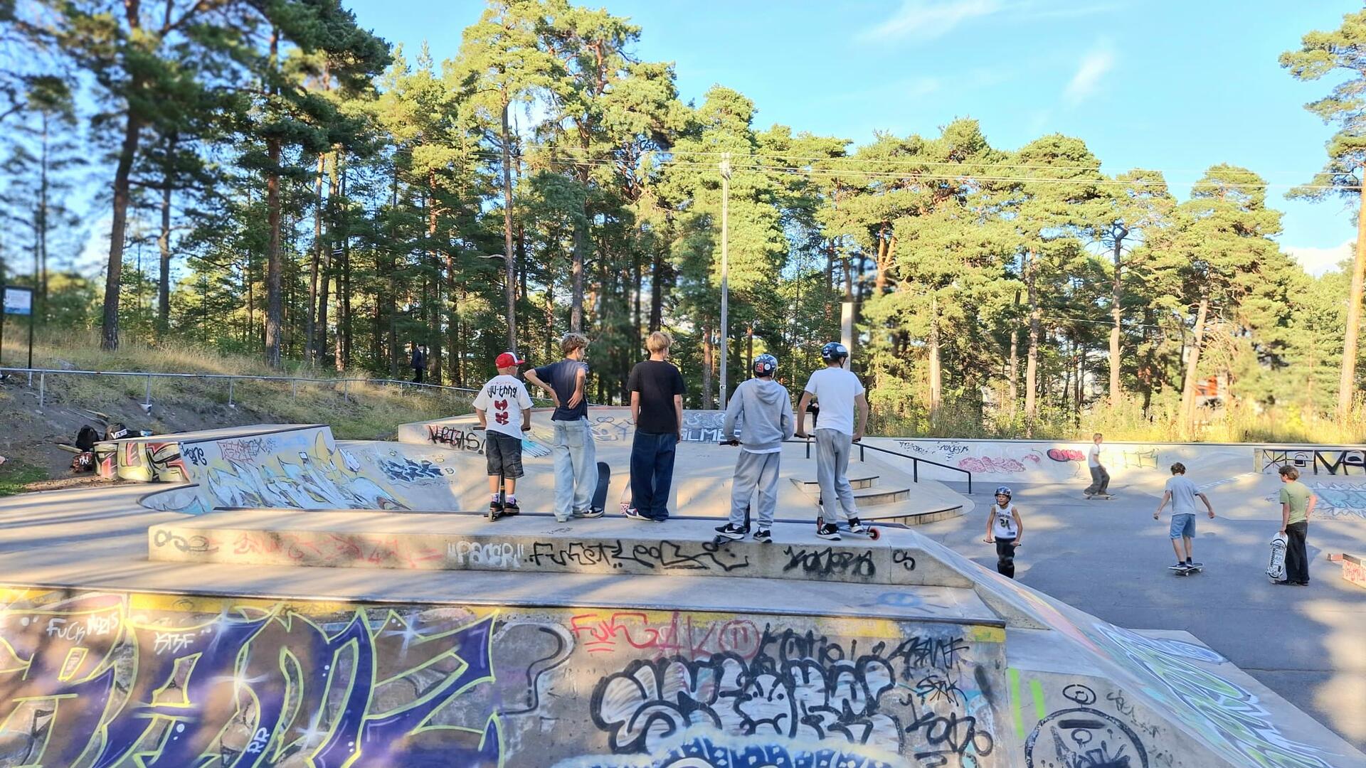 Kuvassa neljä skeittaajaa Naantalin Kuparivuoren skeittiparkilla