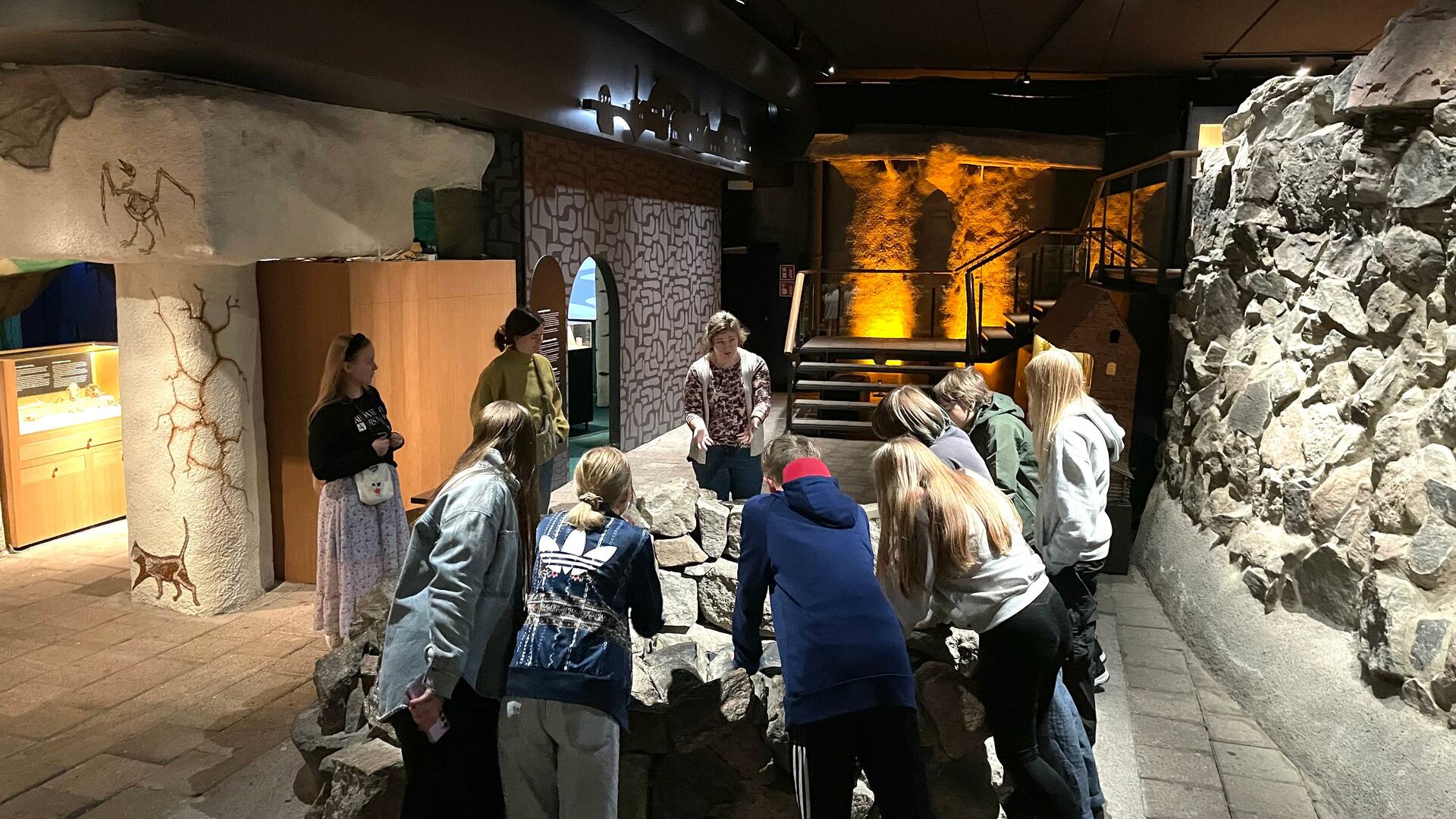 Kuvassa kulttuuriklubilaiset tutustumassa Aboa Vetuksen kaivoon. 