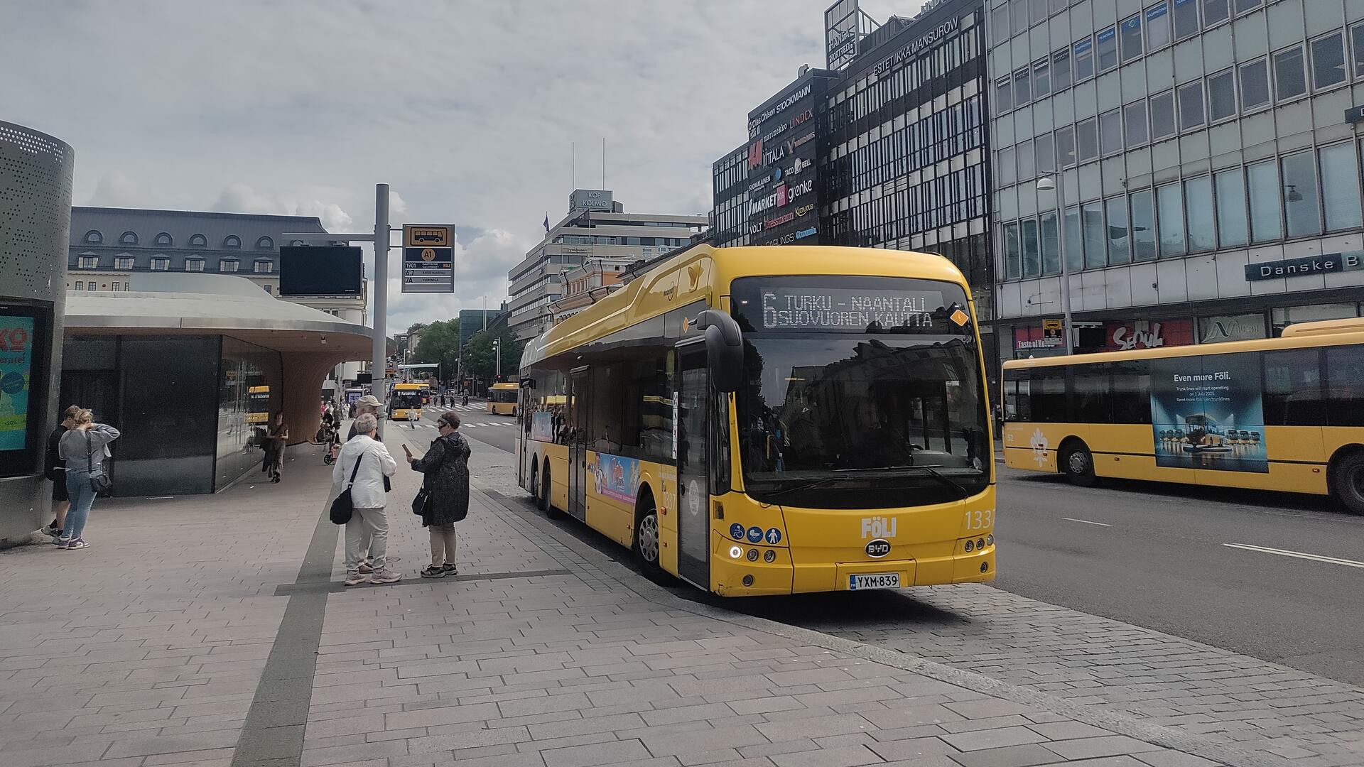 Fölin bussi numero 6 lähdössä Turun kauppatorilta.