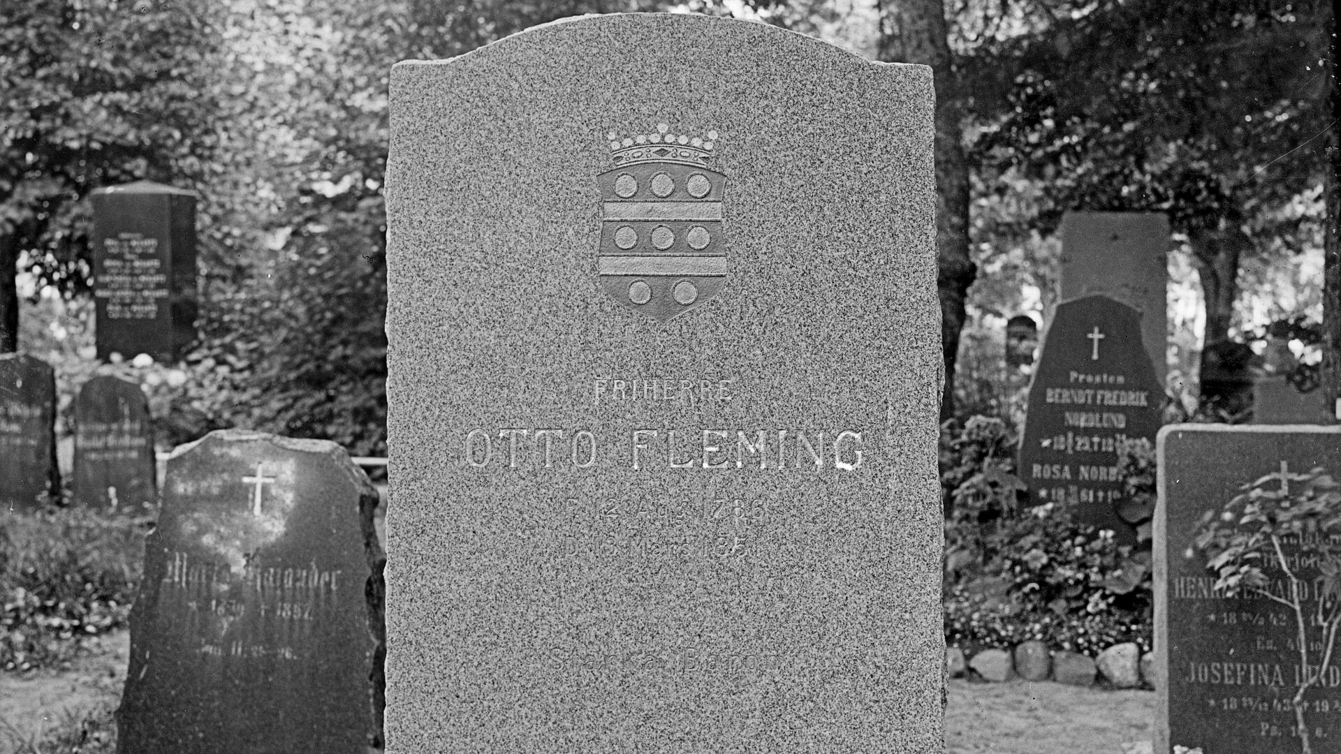 mustavalkoinen kuva hautamuistomerkistä