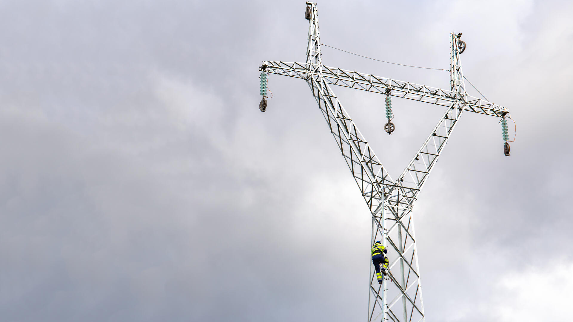 Sähköpylväs tavasta vasten.