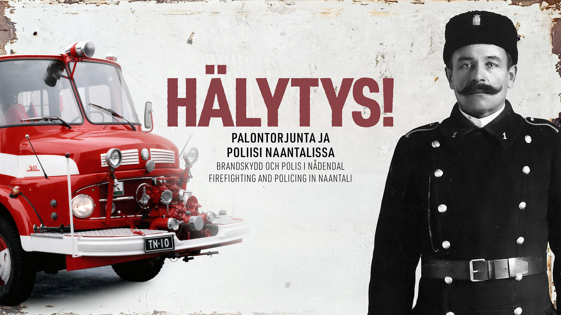 Näyttelymainoksessa tekstin lisäksi vanha paloauto ja mies vanhassa poliisiasussa