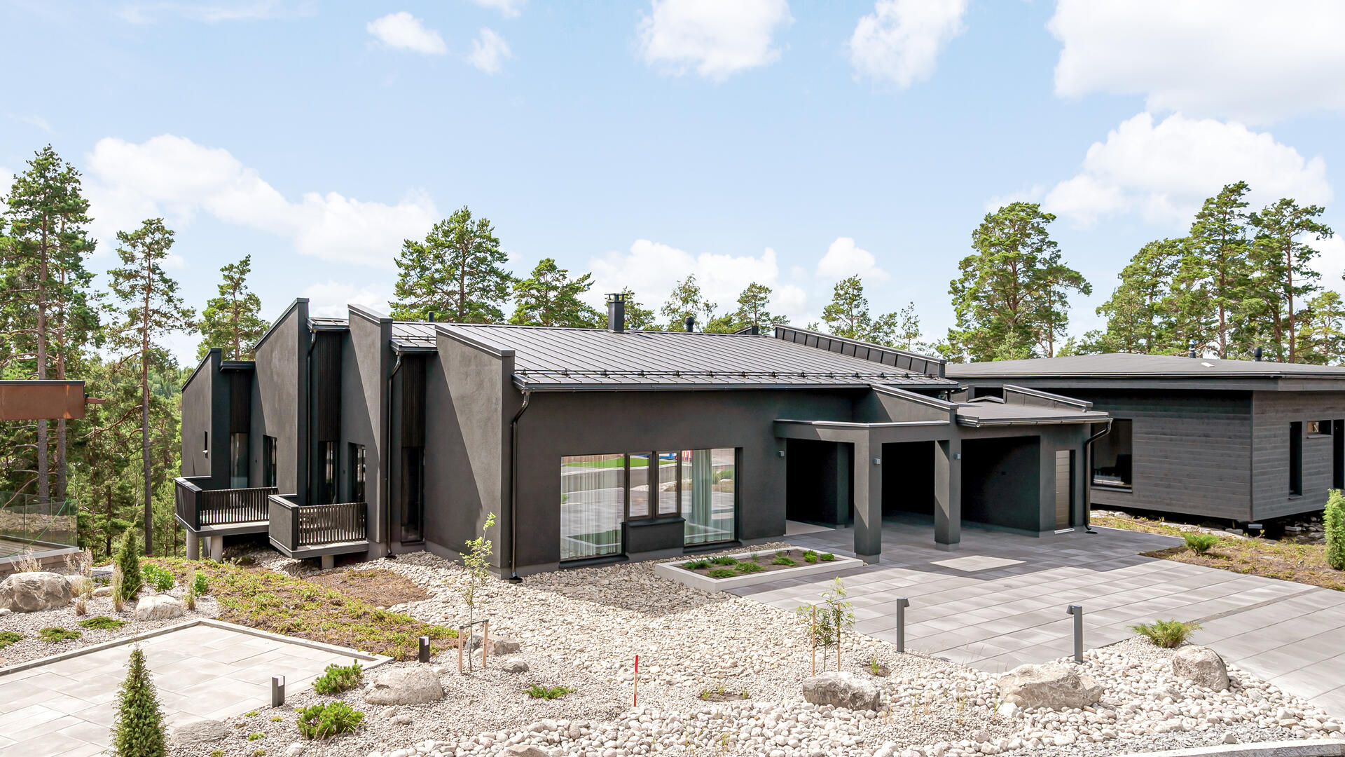 Uusi, harmaa kivitalo.