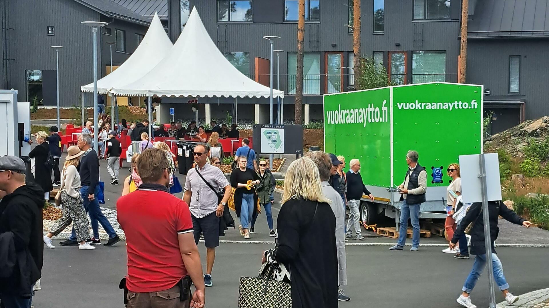 Ihmisiä kadulla Naantalin Asuntomessualueella.