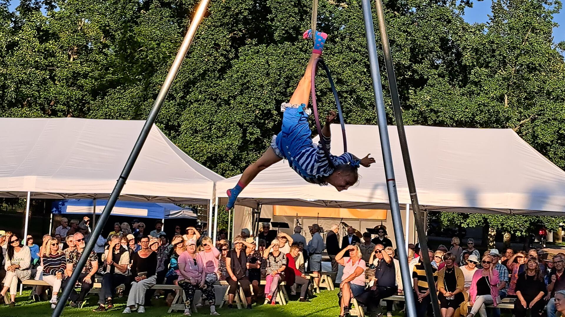 Kirkkopuistossa sirkusakrobaatti esiintyy Naantali-päivänä 2023