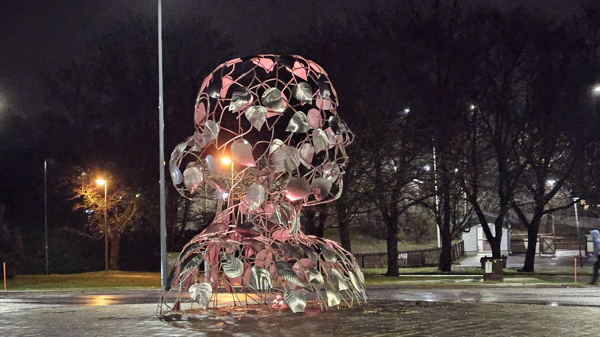 Hautuja-teos valaistuna oranssein valoin Oranssit päivät -kampanjan aikana.