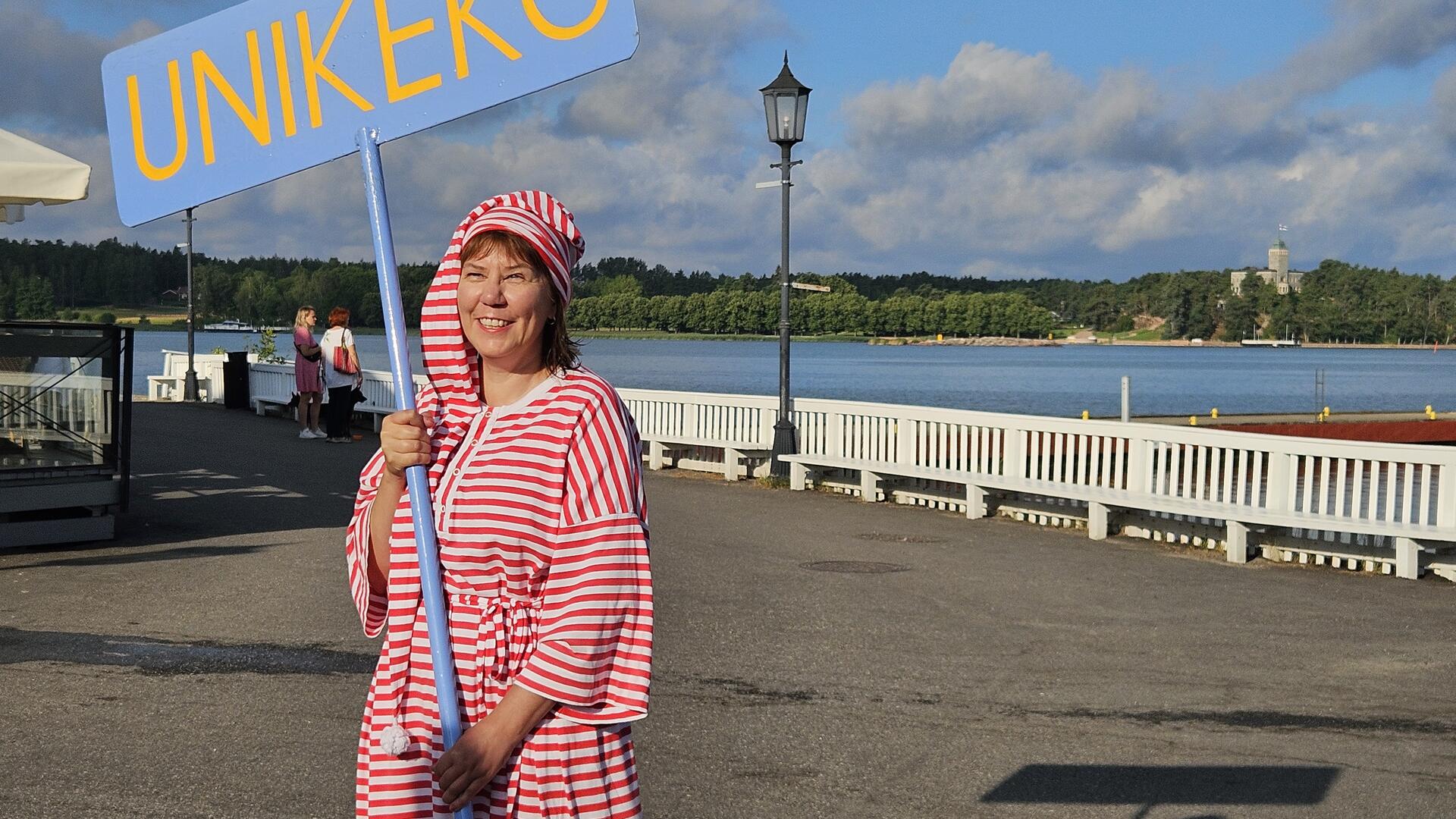 Unikeko 2025 Sari Mäkiranta Presidentinlaiturilla Unikeko-kyltin kanssa.