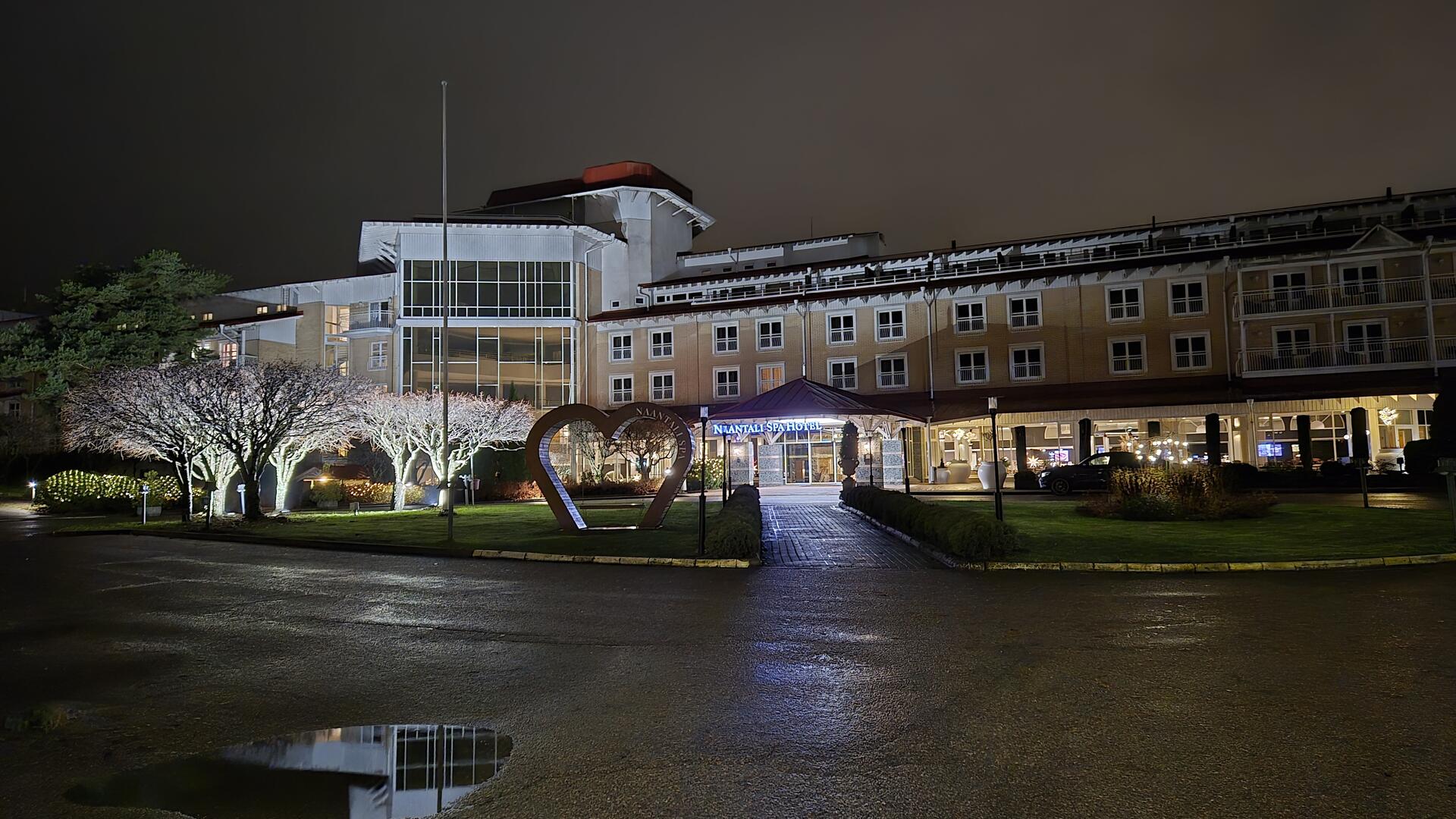 kylpylärakennus pimeässä yössä