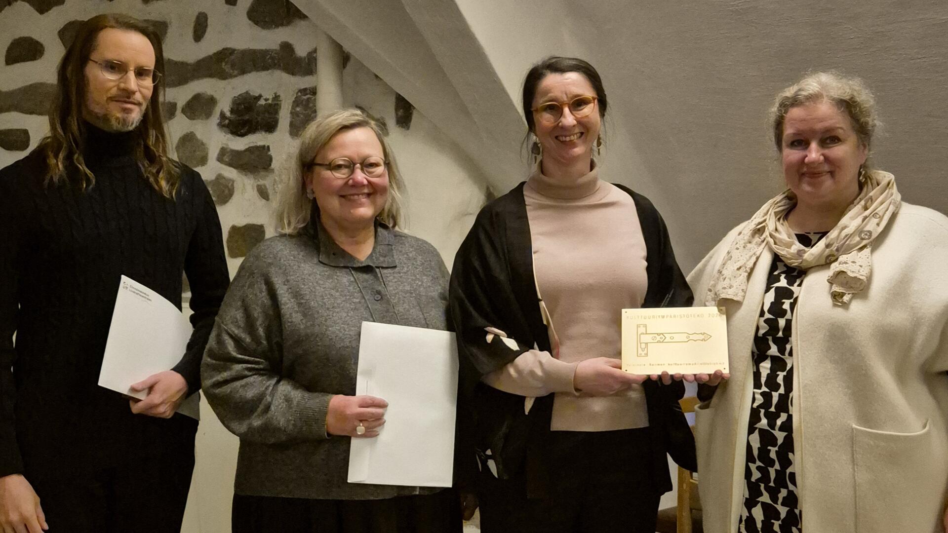 Palkinnonsaajat rivissä
