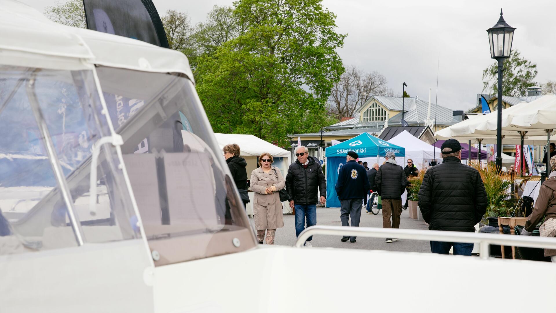 Ihmisiä Vanhankaupungin rannassa vuoden 2025 Venemessuilla.