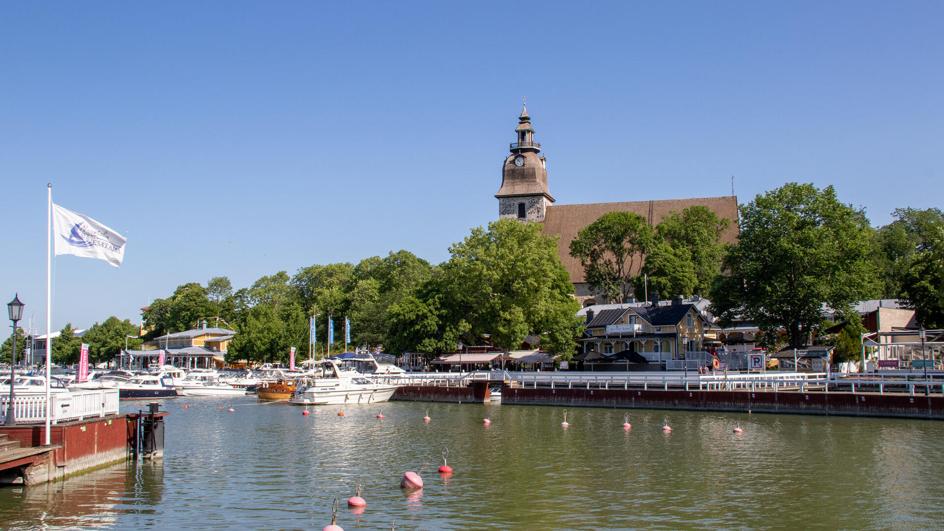 Naantalin kirkko ja vierasvenesatama.