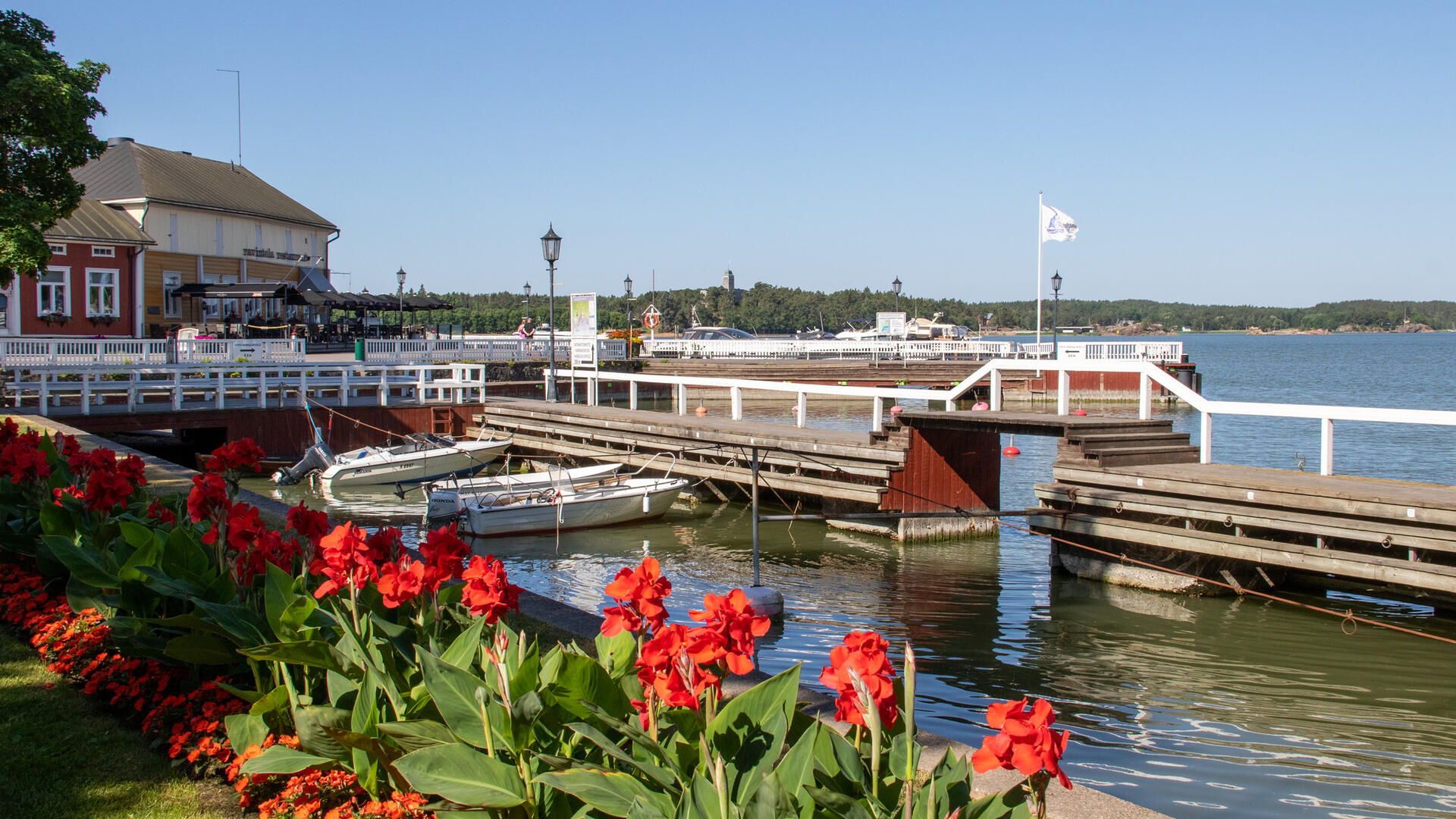 Naantalin Vanhankaupungin ranta merelle päin ja kukkaistutuksia.