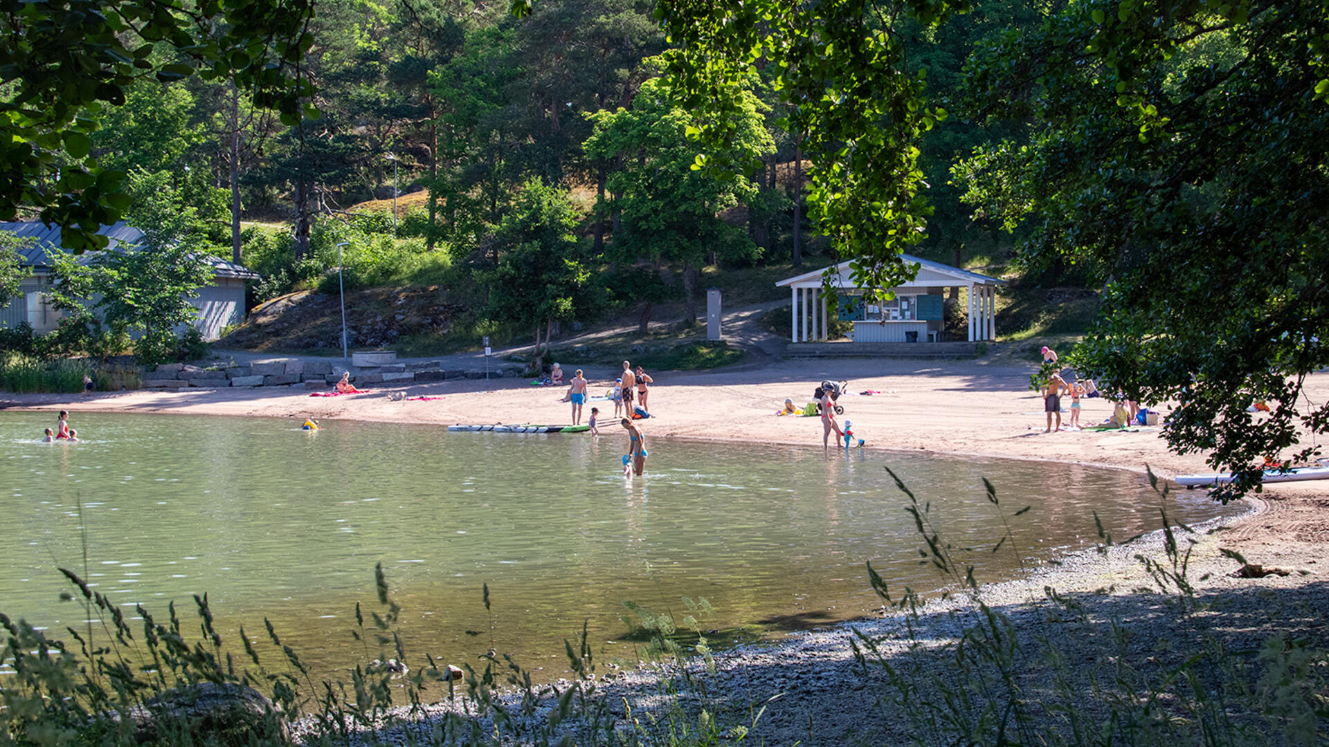 Aurinkoinen päivä Nunnalahden uimarannalla.
