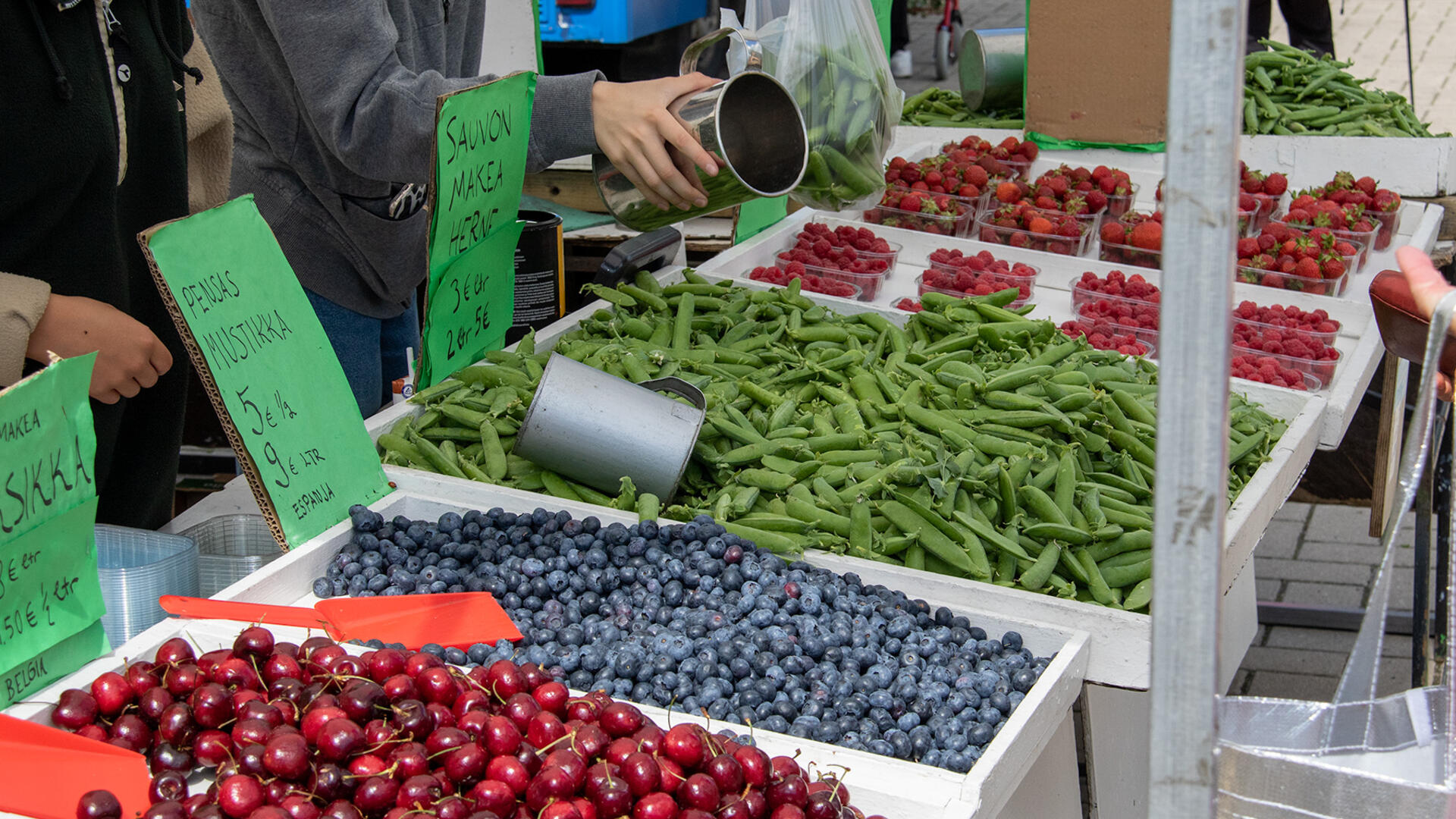 Torilla myynnissä marjoja herneitä