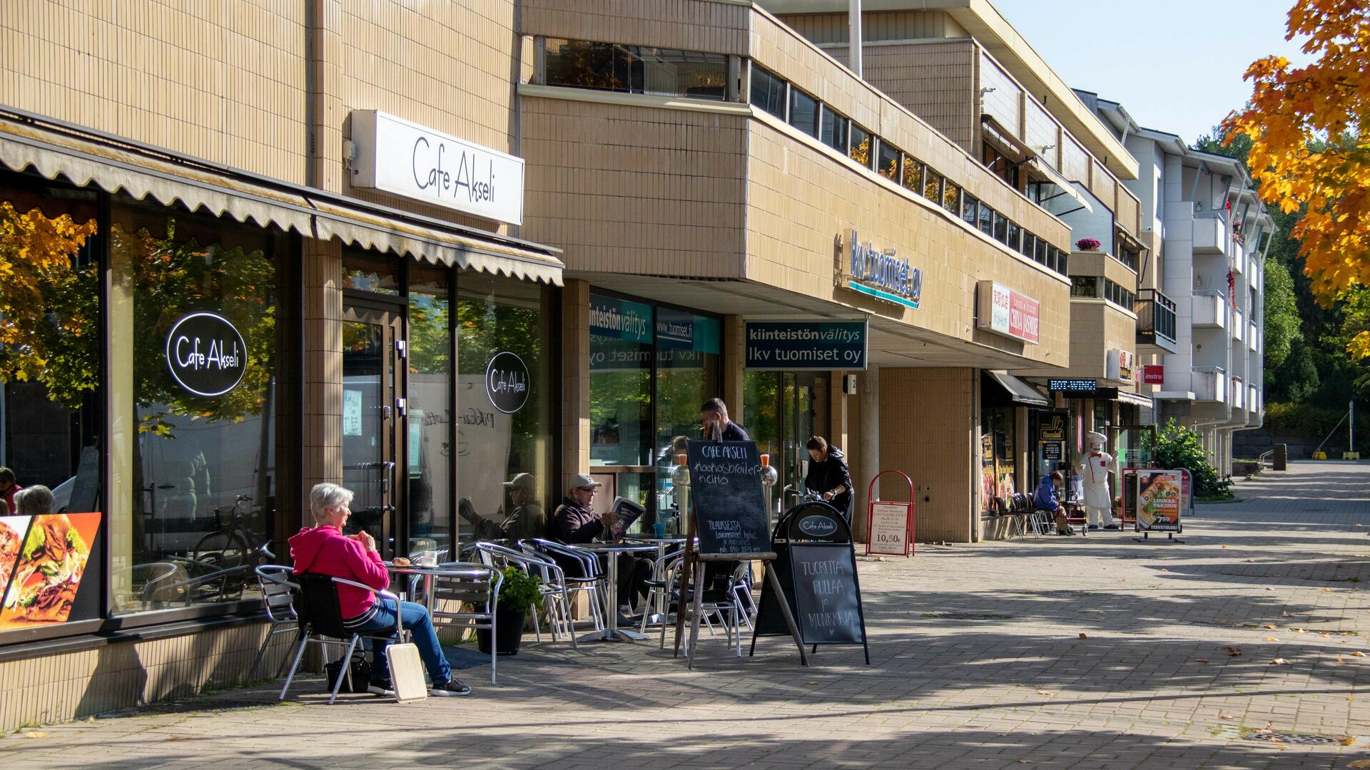 Kahvittelijoita Naantalin torin laidalla.
