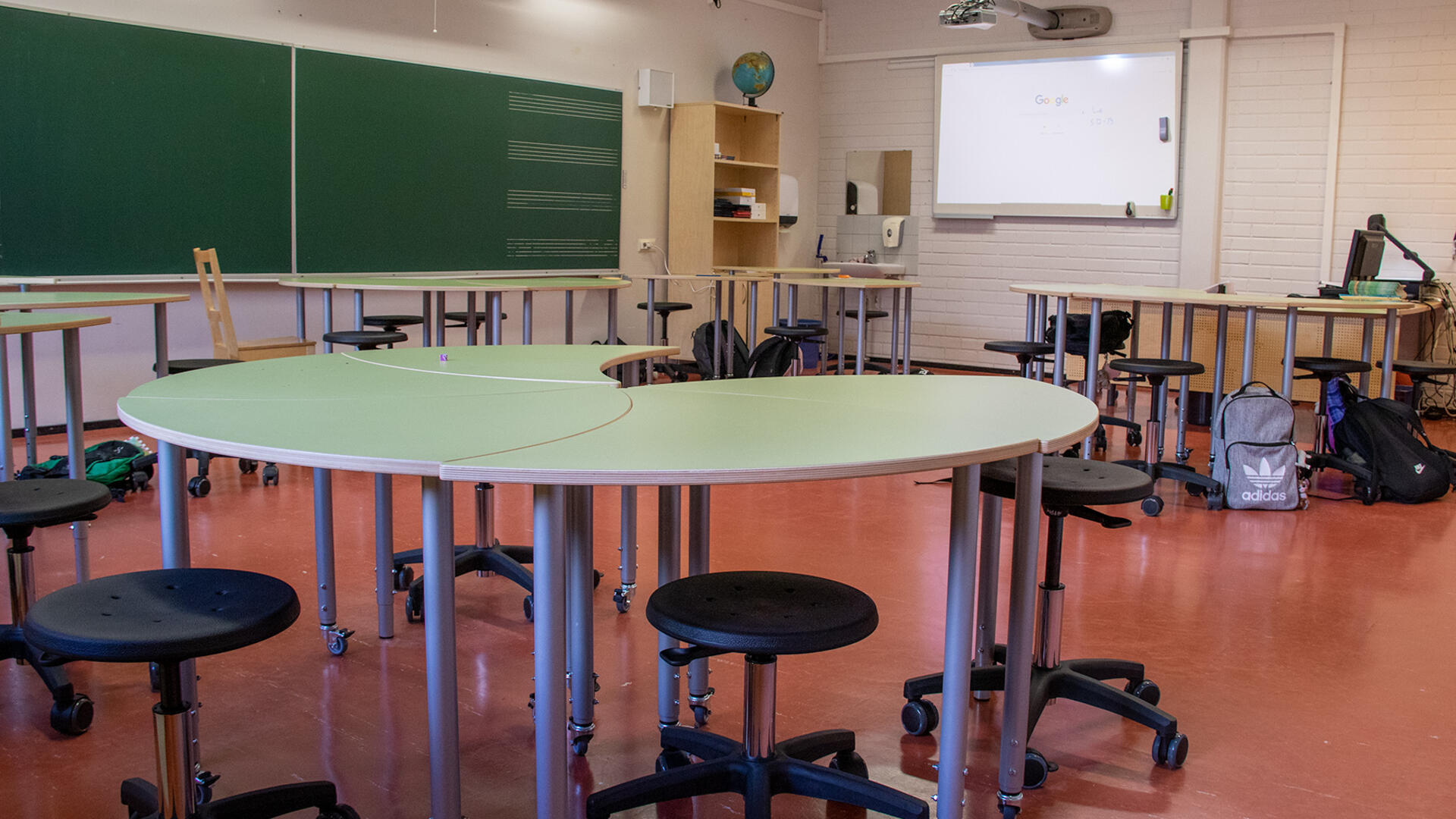 Pöytiä ja tuoleja Rymättylän koulun luokkahuoneessa
