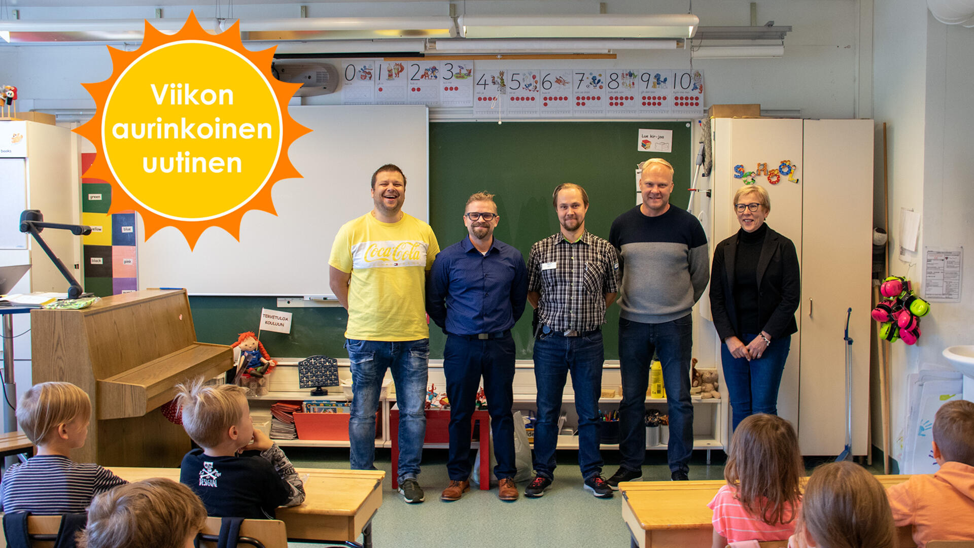 Naantalilaiset yrittäjät ja kaupungin liikuntapalveluiden Maija Puolakanaho Kuparivuoren koulun ykkösluokassa.