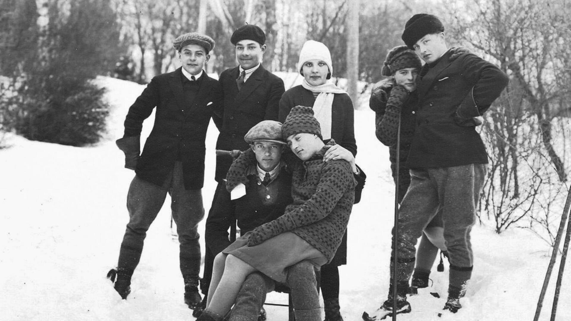 mustavalkokuvassa nuoria talvisessa maisemassa