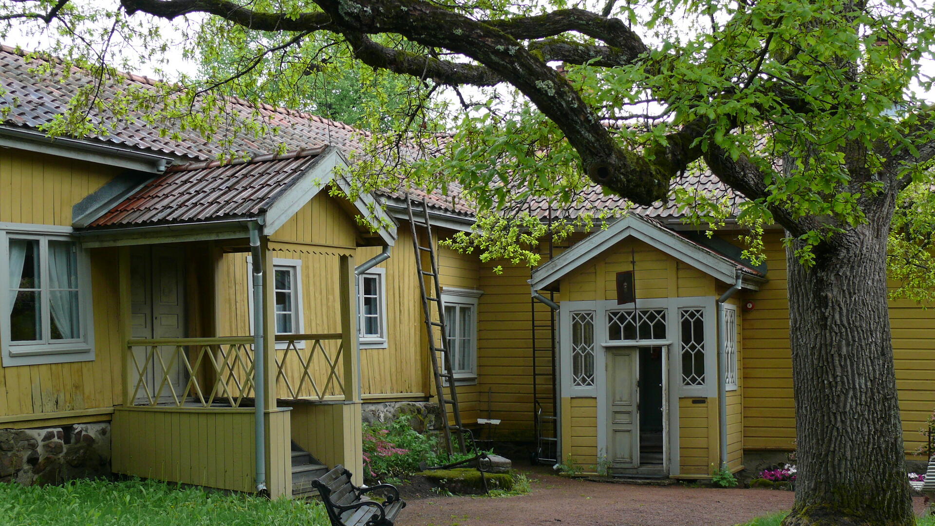 Hiilolan sisäpiha keväällä.