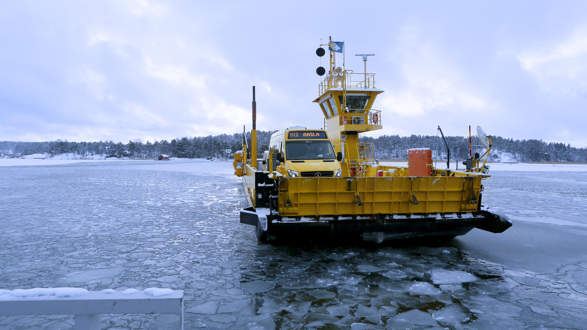 Keltainen lossi jäisellä merellä.