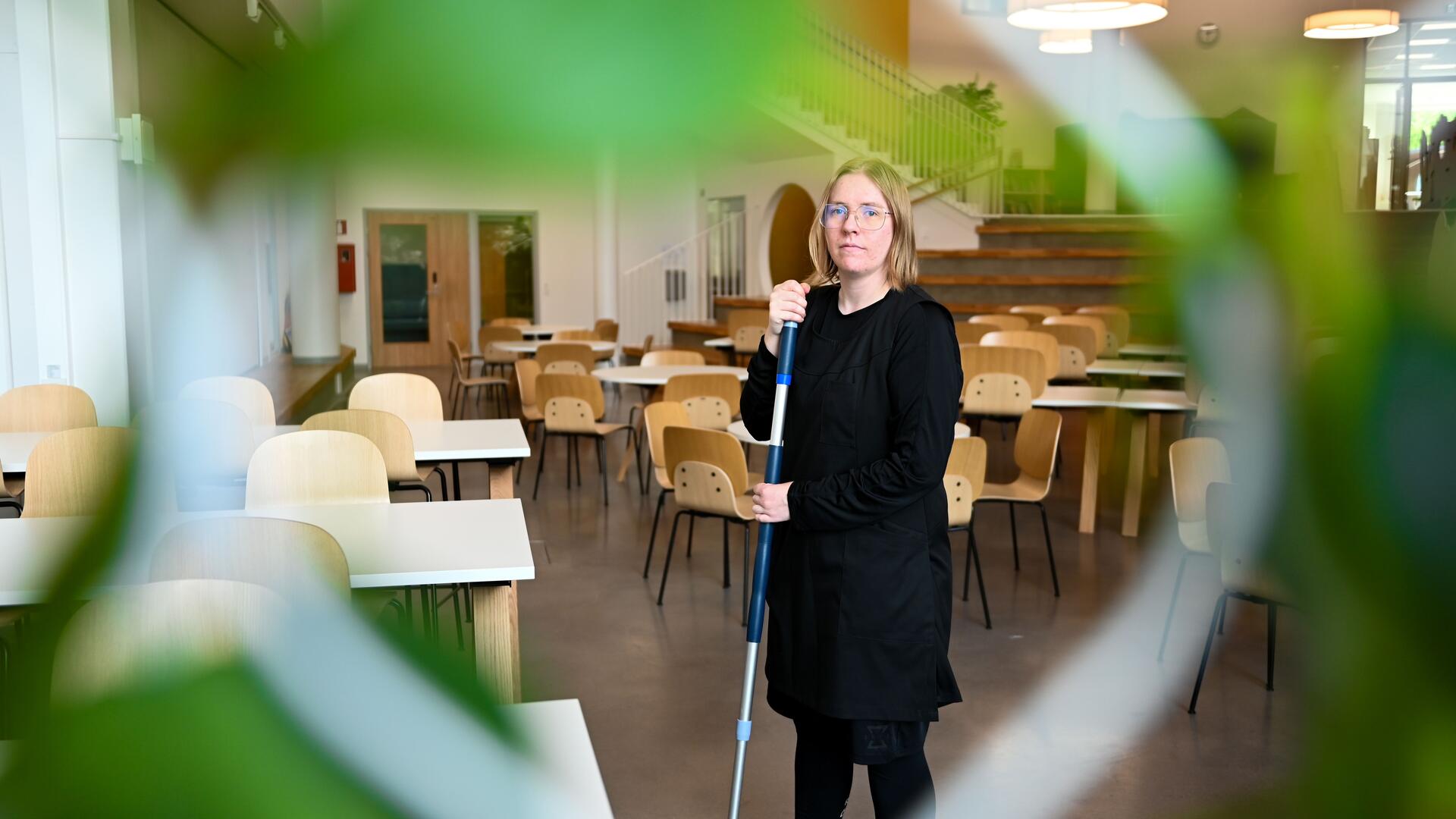 Siivous- ja puhtaanapitoyksikön oppisopimustyöntekijä Alina Virtanen.