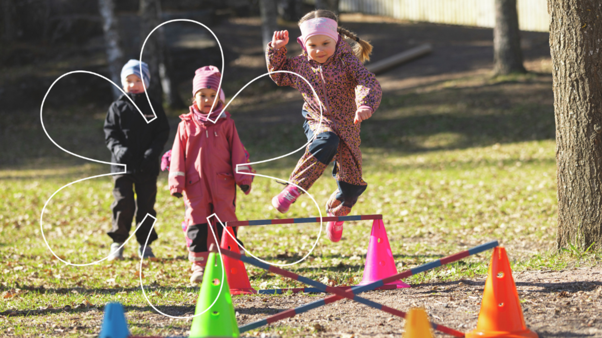 Lapsen juoksevat esteradalla, Onnellinen aurinko -tunnus.
