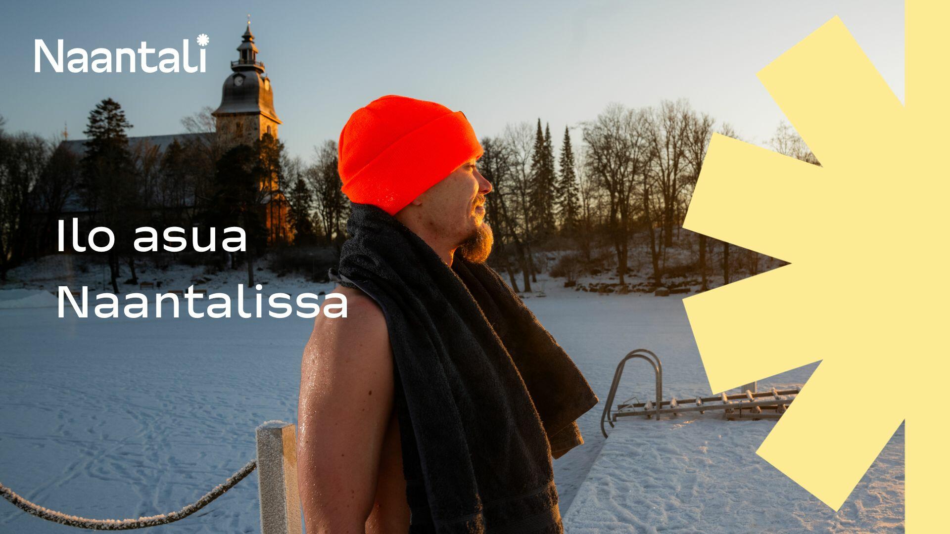 Mies nousee avannosta oranssi pipo päässä, Naantalin kirkko taustalla