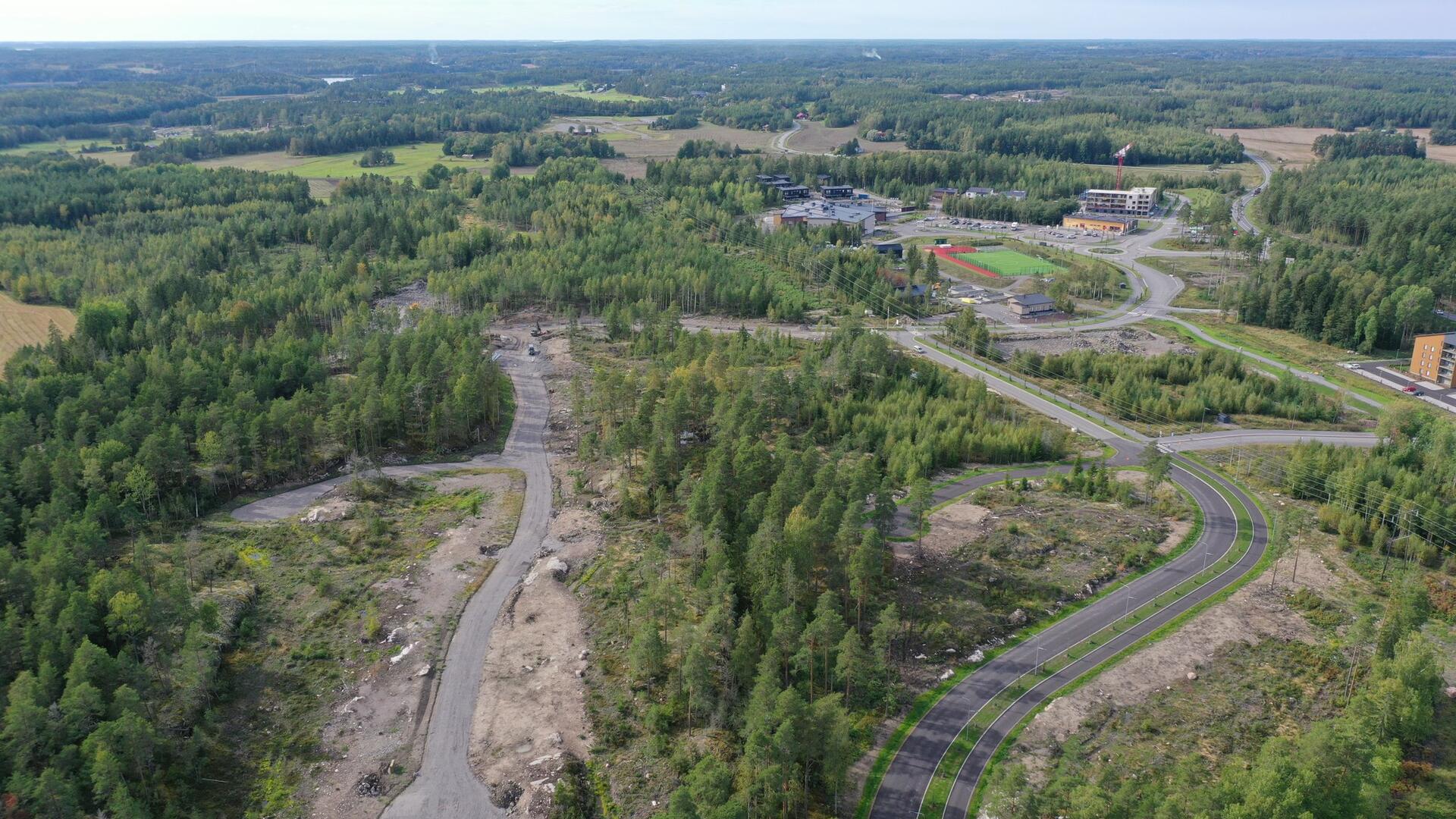 Ilmakuvassa Pyrstötähti katu etualalla metsän kesellä, oikealla uusia katuja.