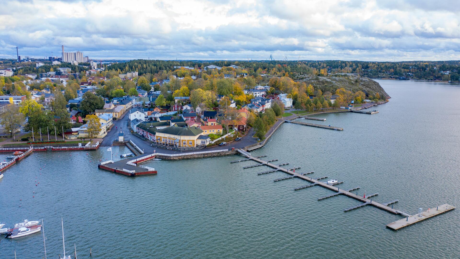 Ilmakuva Naantalin Vanhankaupungin rannasta, ruskan värejä puissa.