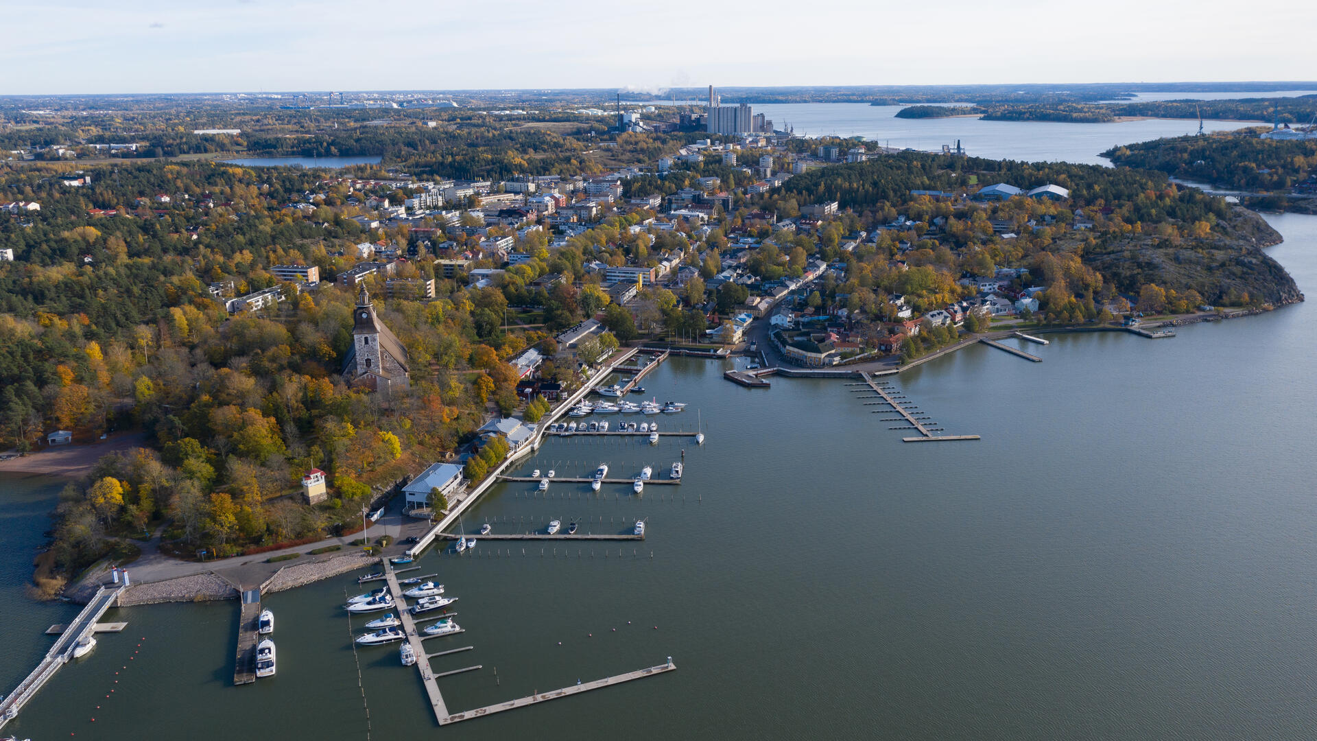 Naantalin venesatamaa ja rantaa yläilmoista kuvattuna, kaupunki jatkuu horisonttiin.