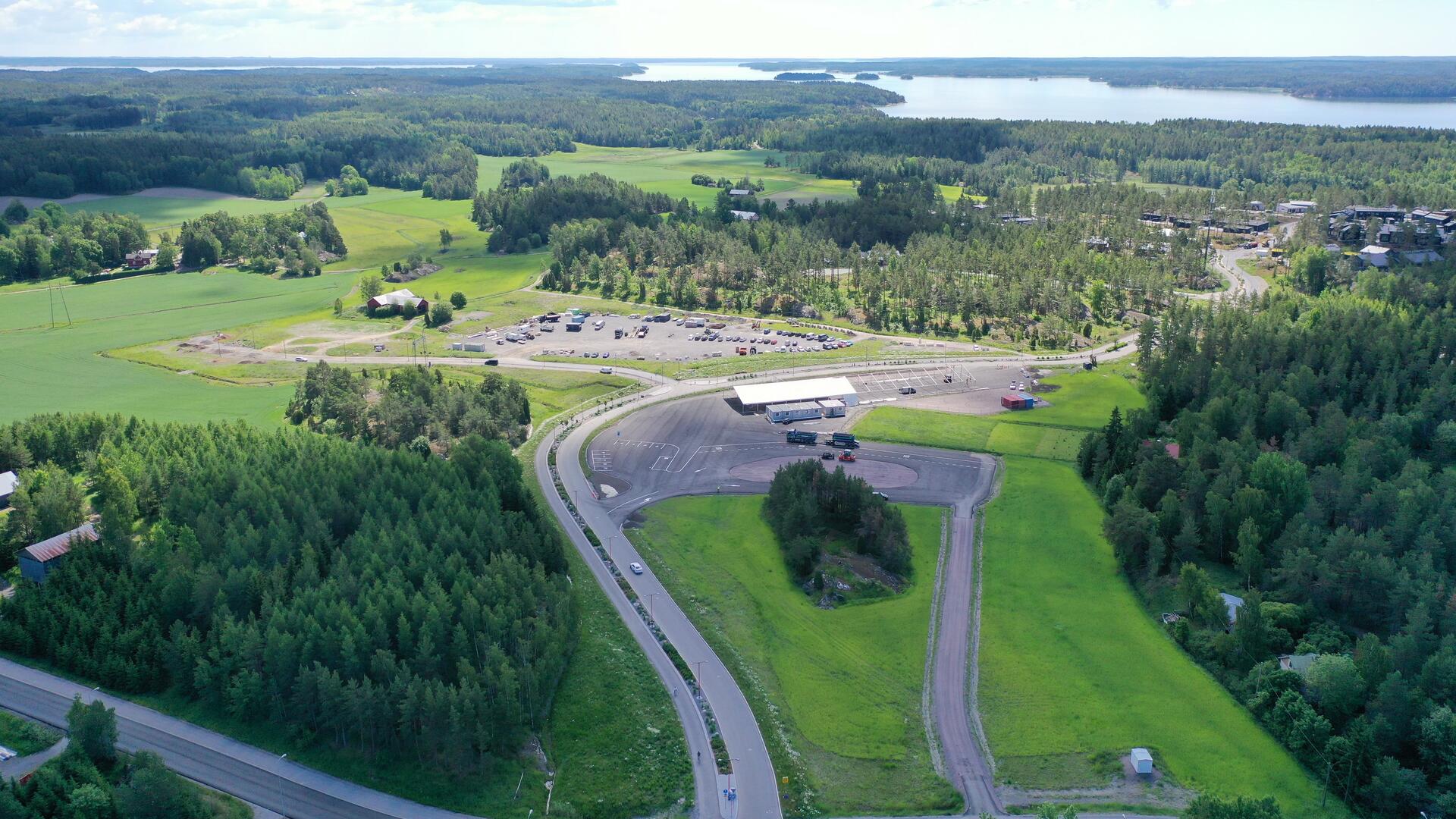 Vehreää Asuntomessualueen pohjoispuolta, jonne rakennetaan messuja.