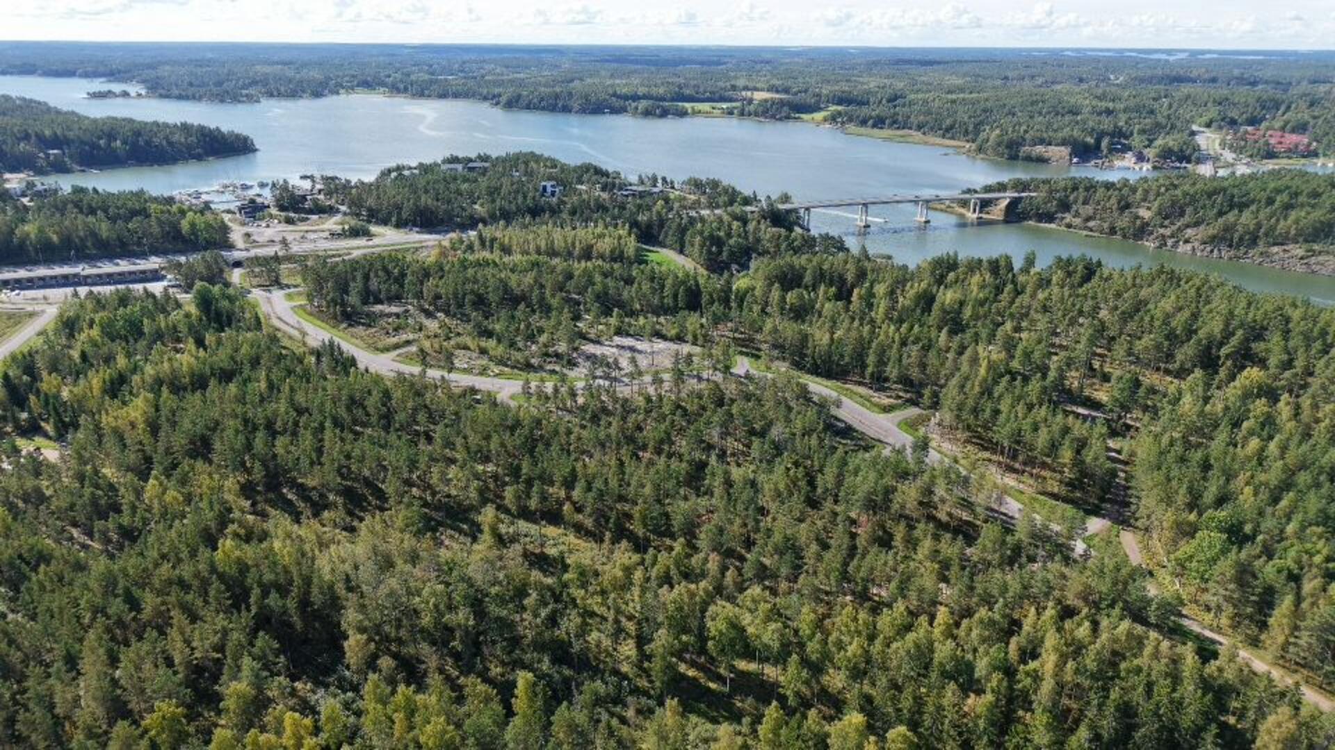 Ilmakuvaa Sokon alueesta Luonnonmaalla. Taustalla merellinen saaristomaisema.
