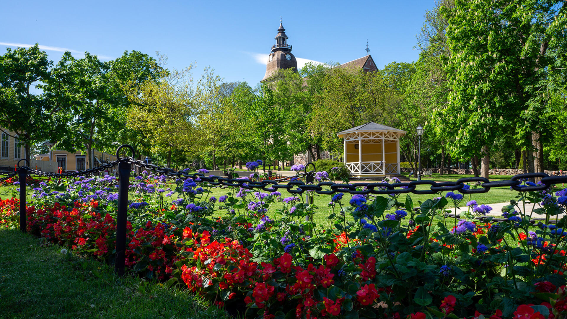 Kukkaloistoa Kirkkopuistossa.