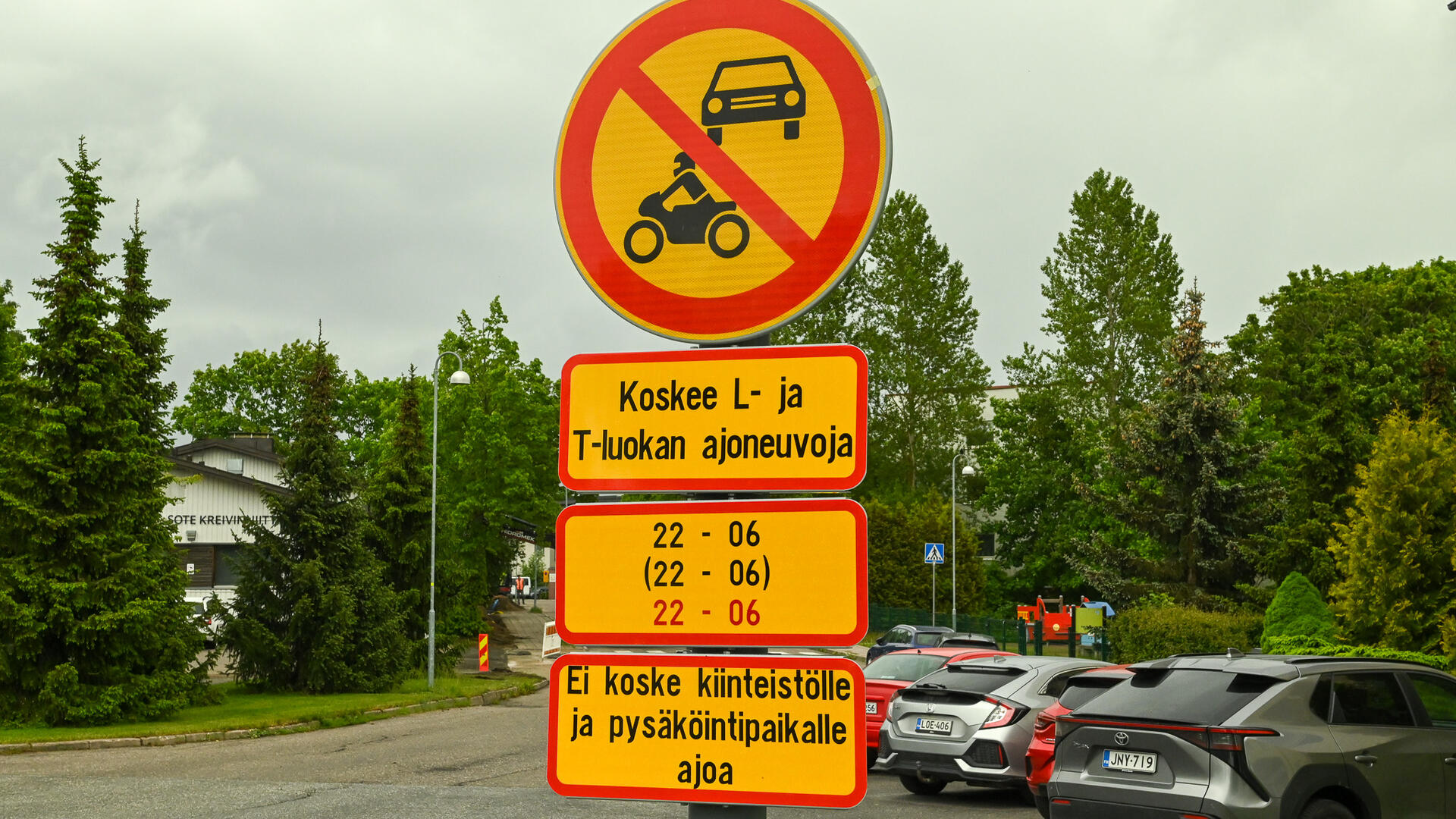 Liikennemerkki kieltää moottorikäyttöiset ajoneuvot alueella, lisäkilvet osoittavat, että kielto koskee L- ja T-luokan ajoneuvoja, päivittäin klo 22–06 ja eikä se koske kiinteistöille tai pysäköintipaikoille ajoa.