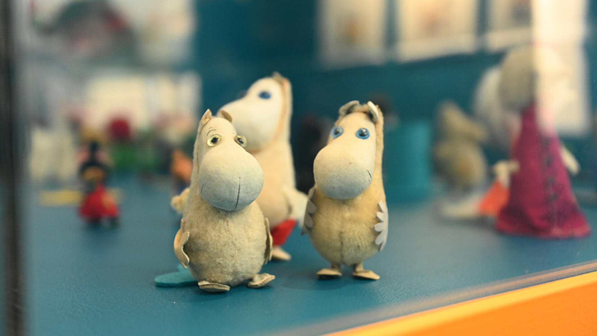 Fauni- eli muumihahmoja Naantalin museon teemanäyttelyssä kesällä 2025