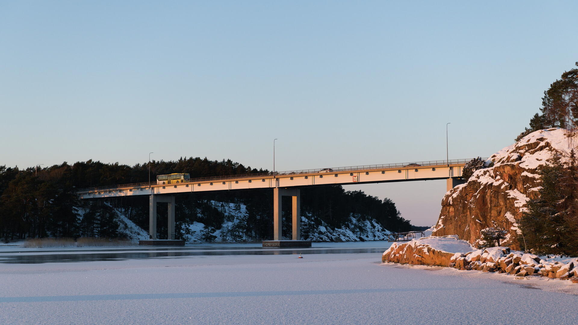 Särkänsalmen silta kohoaa jäisen meren yläpuolella, sillalla kulkee bussi.