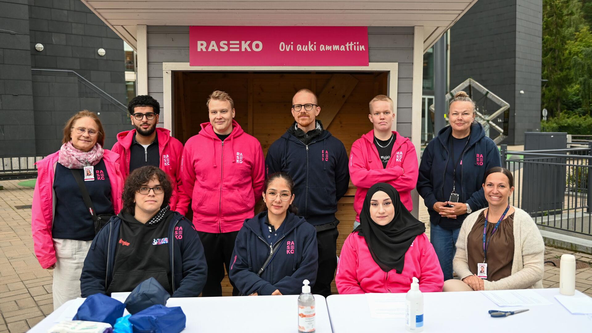 Raseko pitää opiskelijoiden pop up -kojua kaupungintalolla. Kuvassa lähihoitajaopiskelijoita.