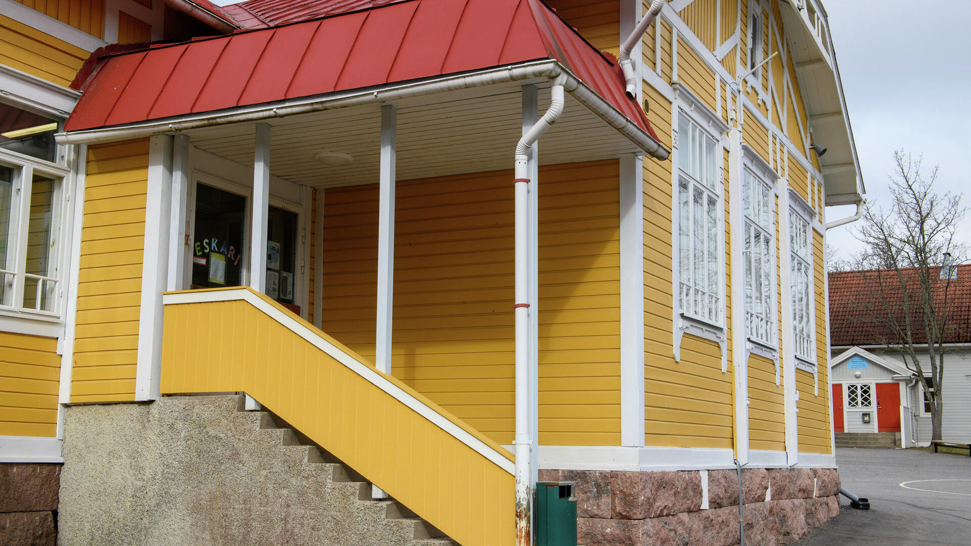 Lietsalan koulun kaunis vanha puurakennus