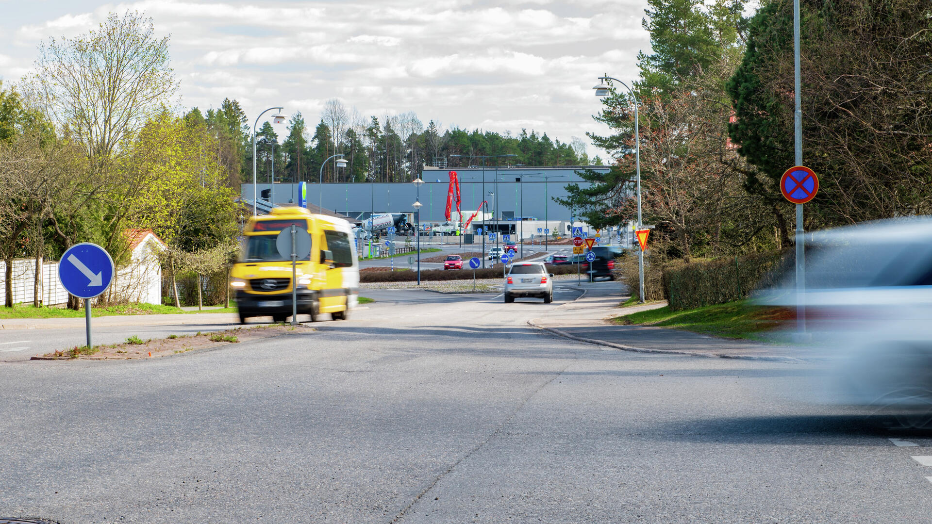 Taimontie Aurinkotielle päin kuvattuna. Taustalla valmistuva uusi K-Supermarket.